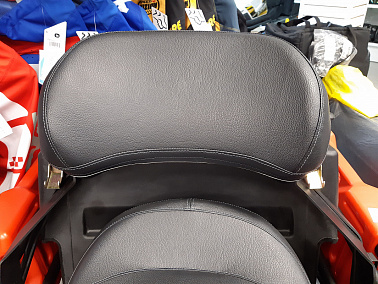 Спинка седла пассажира 682500-800-0000 (нужны крепления JU060955, JU060956)